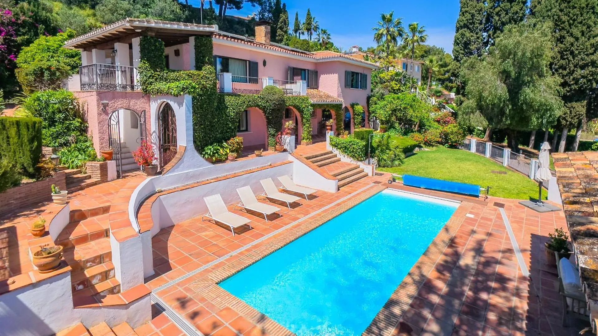 Cubo'S Villa Las Capuchinas & Cave House Торремолинос