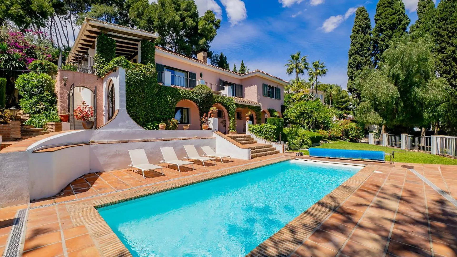 Cubo'S Villa Las Capuchinas & Cave House Торремолинос